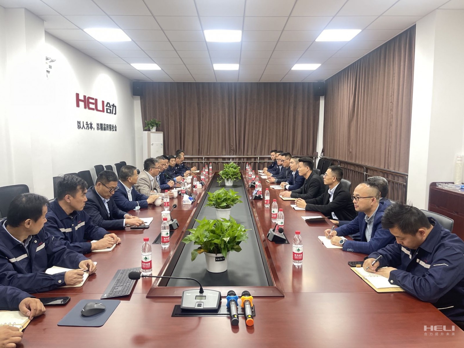 与上海J9直营集团昆山、嘉定分公司员工互换座谈.jpg
